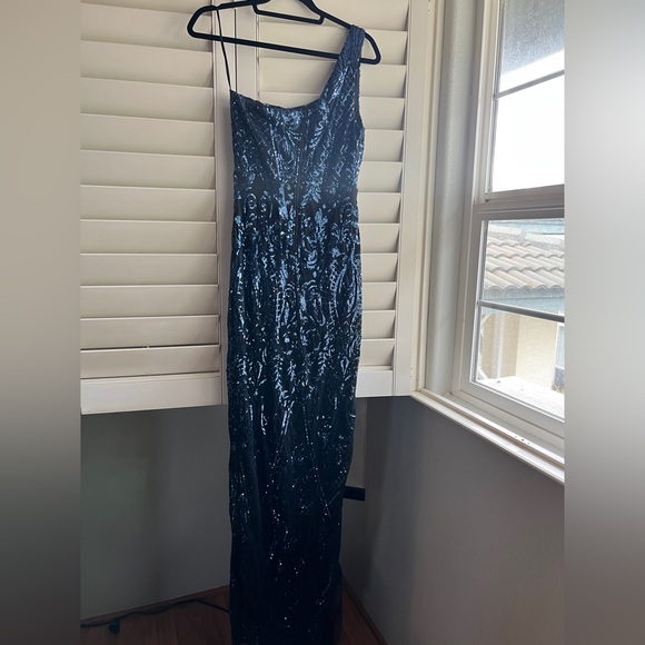 🎩🦋WINDSOR NAVY BLUE SHIMMERING SEQUIN ONESHOULDER DRESS🦋🎩 - Picture 10 of 11
